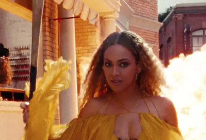 Regina Rania a Iordaniei – Stylish pe covorul roşu, o mamă ca oricare alta după aceea