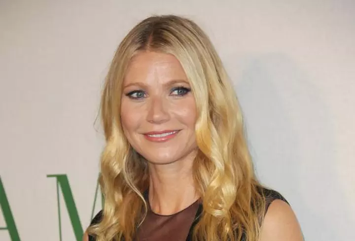 Blake Lively – O mămică stylish. În 3 ţinute perfecte la New York