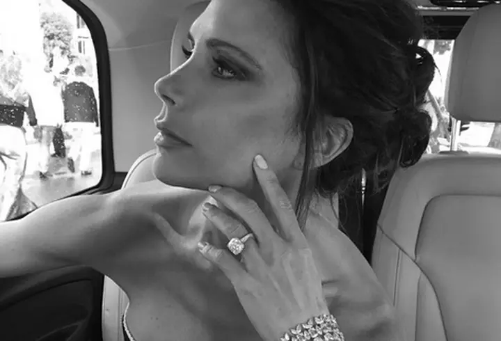 Adela Popescu a născut un băieţel de nota 10