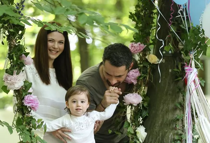 Adela Popescu a născut un băieţel de nota 10