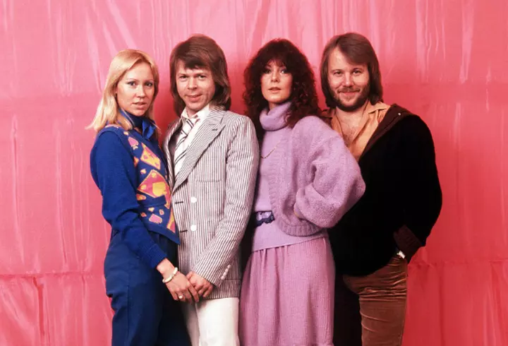 Adela Popescu a născut un băieţel de nota 10