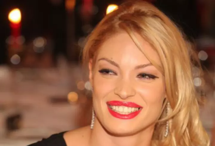 Adela Popescu a născut un băieţel de nota 10