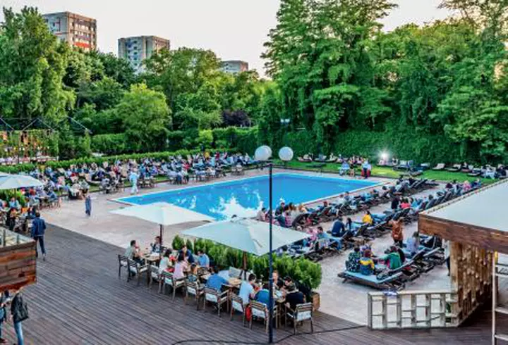 Cum a evoluat modul vedetelor de a-şi face selfie