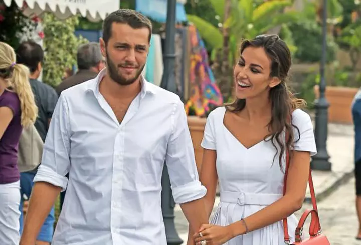 Cum a evoluat modul vedetelor de a-şi face selfie