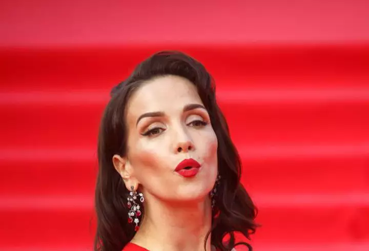 Madălina Ghenea – Primită cu flori într-un port italian