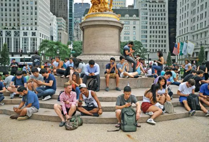 Cum a evoluat modul vedetelor de a-şi face selfie