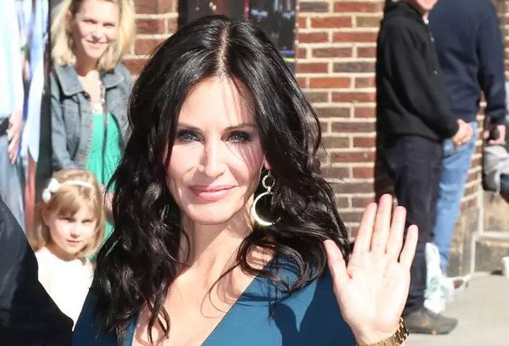 Adela Popescu, cu breton. Cum explică această schimbare de look