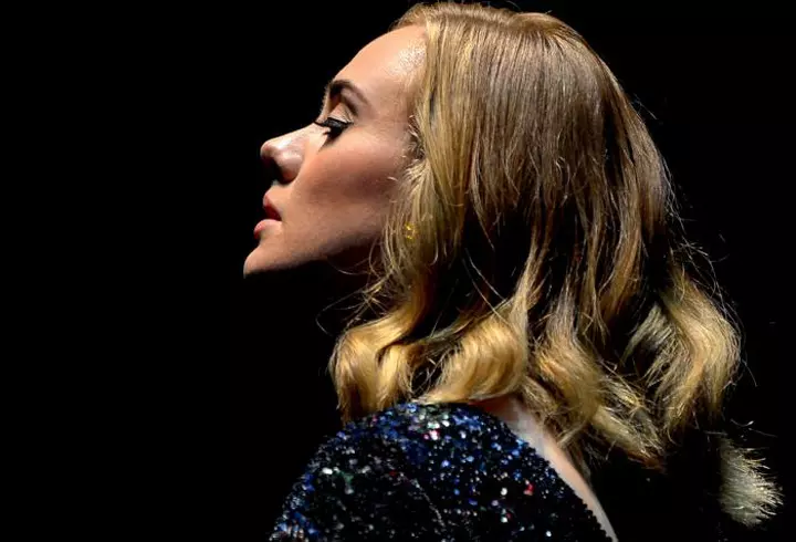 Adele a izbucnit în lacrimi la un concert din Los Angeles, când a văzut-o pe Celine Dion în public. A coborât imediat s-o îmbrățișeze: „Părea cu adevărat că îi înmâna cheia cu mândrie”