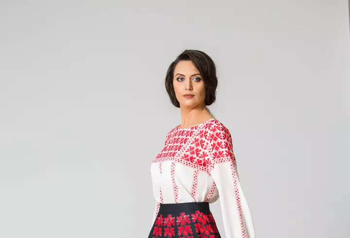 (P) 5 bluze elegante în culori tomnatice perfecte pentru a-ți îndulci fiecare ținută