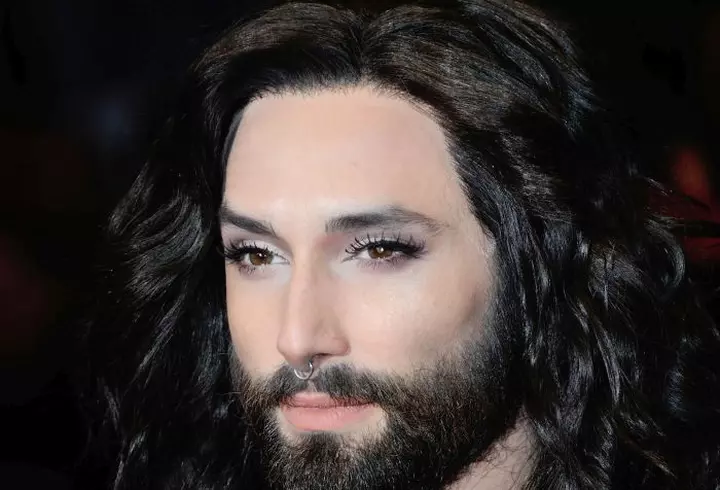 Andreea Marin şi-a schimbat imaginea. Apariţie spectaculoasă într-o rochie roşie