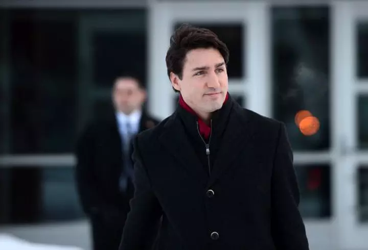 Andreea Marin şi-a schimbat imaginea. Apariţie spectaculoasă într-o rochie roşie