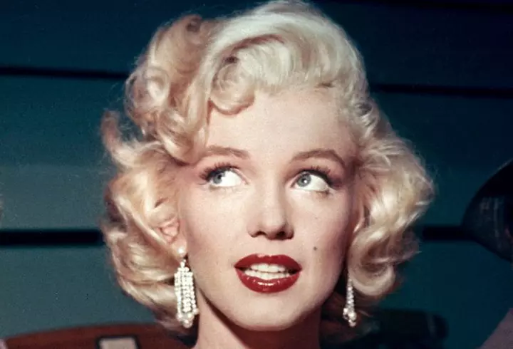 Andreea Marin şi-a schimbat imaginea. Apariţie spectaculoasă într-o rochie roşie