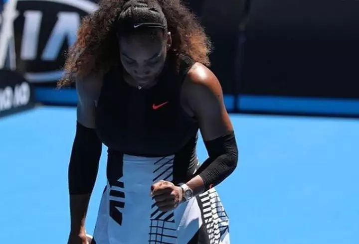 Andreea Marin şi-a schimbat imaginea. Apariţie spectaculoasă într-o rochie roşie