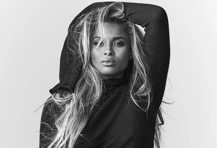 Look-ul zilei - Victoria Beckham, atât de stylish la o plimbare prin Paris