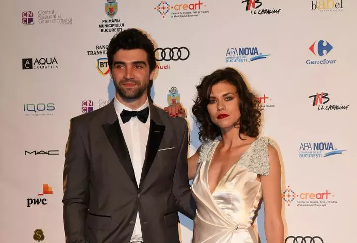 Veste bună pentru fashioniste: Topshop vine în România