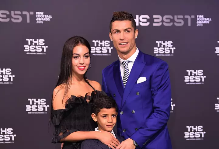 Look-ul zilei - Victoria Beckham, atât de stylish la o plimbare prin Paris