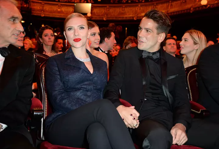 Look-ul zilei - Victoria Beckham, atât de stylish la o plimbare prin Paris