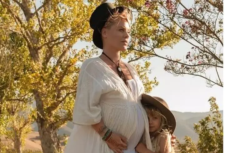 Ce ascunde Carmen Brumă în poşetă