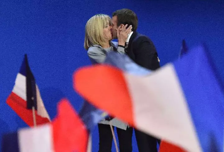 Emmanuel Macron îi ia apărarea soției sale și vorbește despre obsesia pe care mass-media a dezvoltat-o pentru Brigitte Trogneux