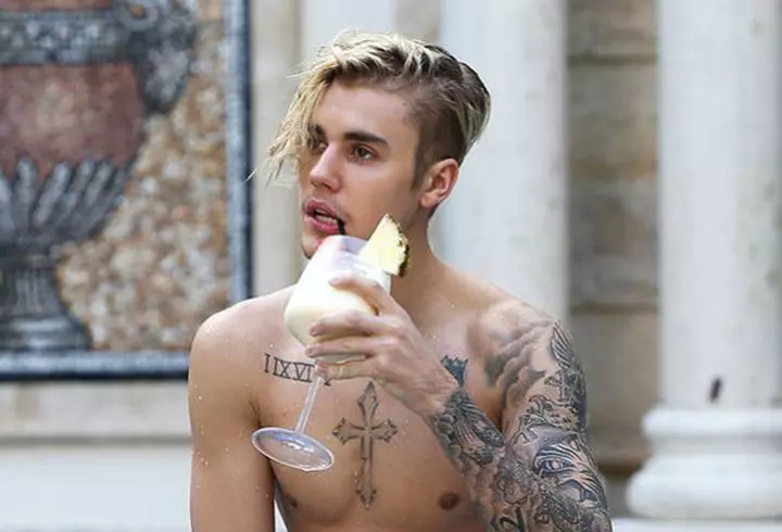 Vedete pe covorul roşu la Billboard Music Awards 2017. Drake, marele câştigător al serii!