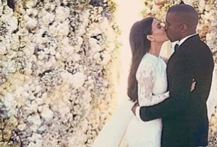 E perfectă din orice unghi ai privi-o. Iat-o în aceasta vară pe Emily Ratajkowski în 7 costume de baie hot!