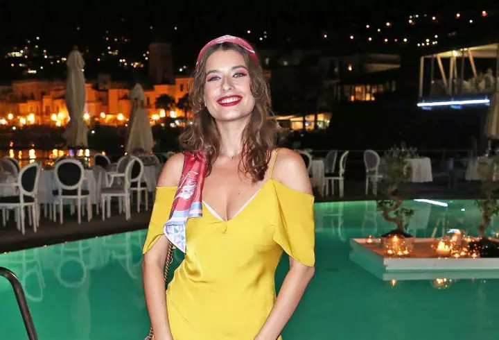 Mădălina Ghenea - vacanță în doi în Grecia. Iată cum arată vedeta în costum de baie la doar trei luni de când a născut!