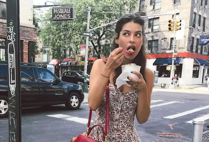 Mădălina Ghenea - vacanță în doi în Grecia. Iată cum arată vedeta în costum de baie la doar trei luni de când a născut!