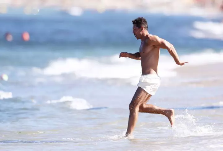 Mădălina Ghenea - vacanță în doi în Grecia. Iată cum arată vedeta în costum de baie la doar trei luni de când a născut!