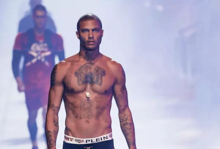 Mihaela Rădulescu împlineşte astăzi 48 de ani. Diva sărbătoreşte în paşi de dans