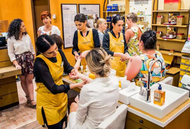 Fă-ți un machiaj elegant ca al lui Katie Holmes