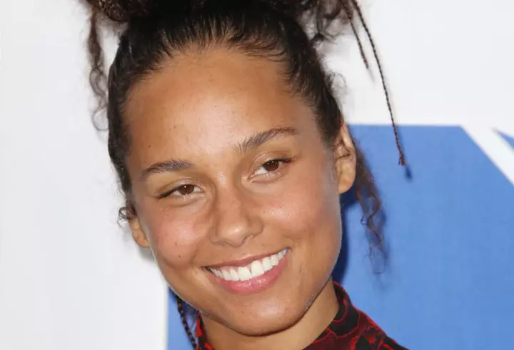 Mădălina Ghenea și-a arătat fiica pentru prima dată. Iată cu cine seamănă micuța!