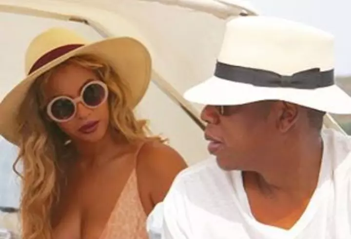 Mădălina Ghenea - vacanță în doi în Grecia. Iată cum arată vedeta în costum de baie la doar trei luni de când a născut!