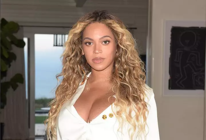 Mădălina Ghenea și-a arătat fiica pentru prima dată. Iată cu cine seamănă micuța!