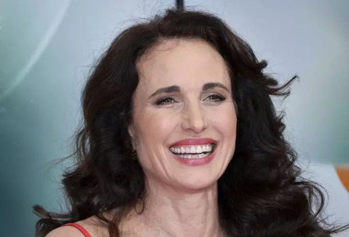 Get the look - Jennifer Lopez. Machiajul smokey eyes în nuanțe de maro, poartă-l și tu!