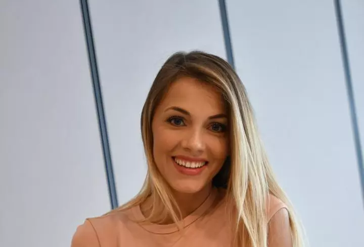 Emmanuel şi Brigitte Macron vizitează astăzi România. Cu ce ţinute a impresionat Prima Doamnă a Franţei până acum!