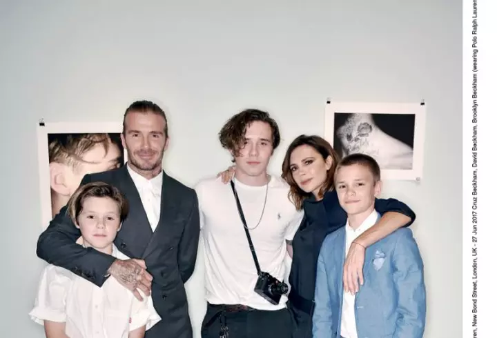 Jennifer Lawrence, prima apariţie oficială pe covorul roşu la Veneţia alături de iubitul cu 21 de ani mai bătrân