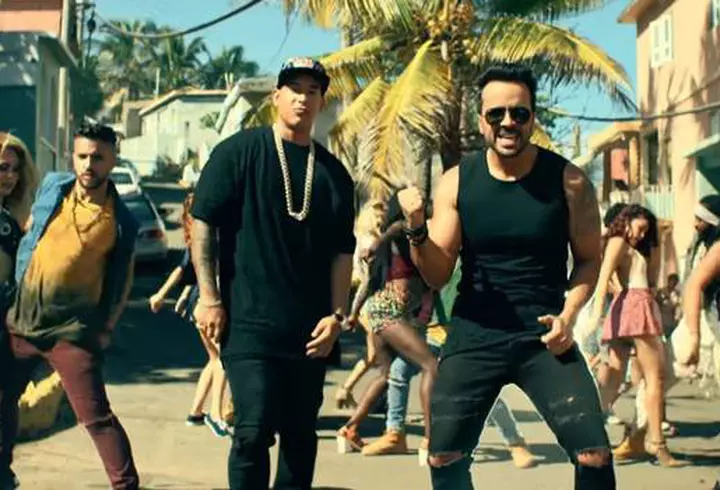 Jennifer Lawrence, prima apariţie oficială pe covorul roşu la Veneţia alături de iubitul cu 21 de ani mai bătrân