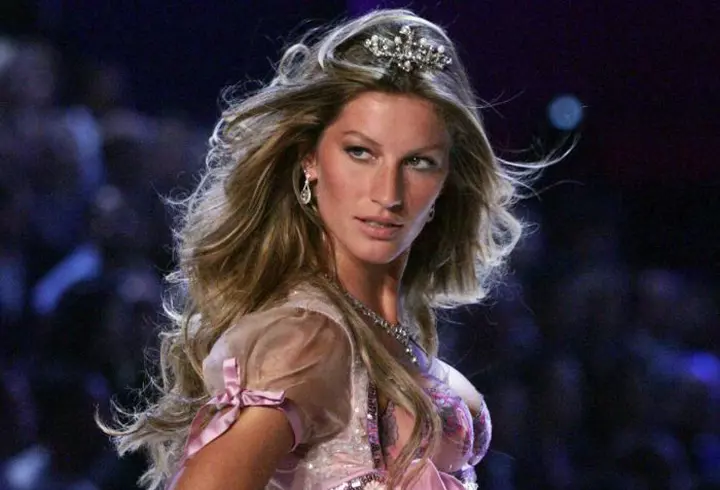 Get the look - Jennifer Lopez. Machiajul smokey eyes în nuanțe de maro, poartă-l și tu!