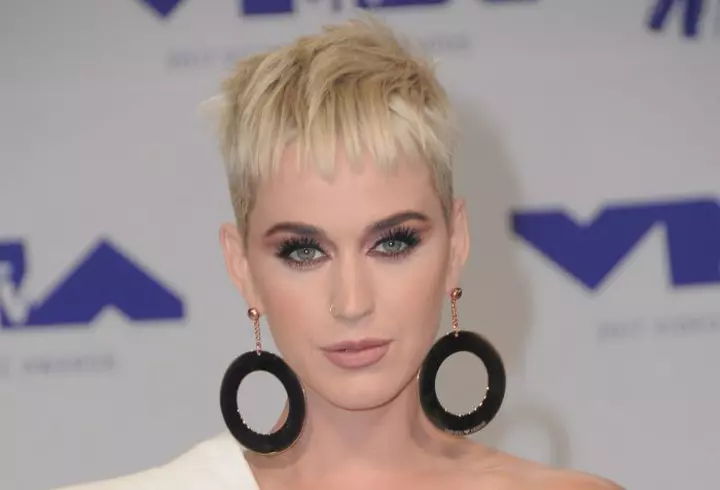 Get the look - Jennifer Lopez. Machiajul smokey eyes în nuanțe de maro, poartă-l și tu!