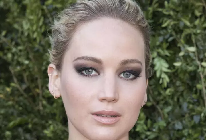 Get the look - Jennifer Lopez. Machiajul smokey eyes în nuanțe de maro, poartă-l și tu!