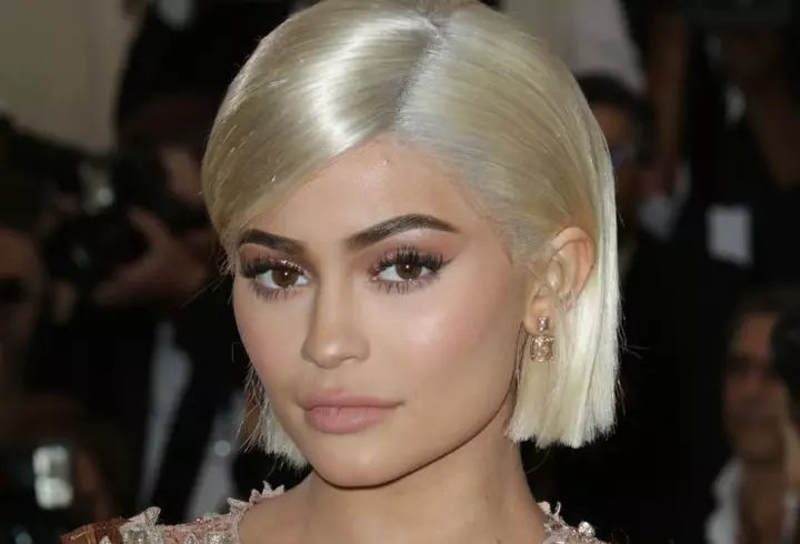 Get the look - Jennifer Lopez. Machiajul smokey eyes în nuanțe de maro, poartă-l și tu!