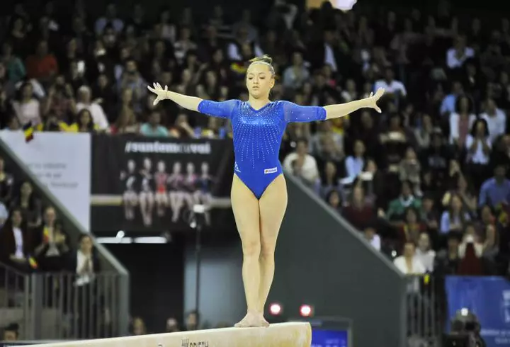 Emmanuel şi Brigitte Macron vizitează astăzi România. Cu ce ţinute a impresionat Prima Doamnă a Franţei până acum!