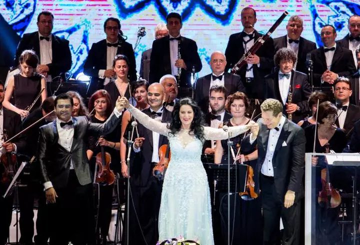 Dovada că Mădălina Ghenea şi Matei Stratan sunt în continuare împreună – “Love is in the air”