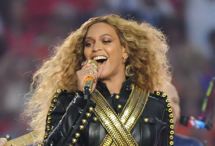 Jennifer Lawrence, prima apariţie oficială pe covorul roşu la Veneţia alături de iubitul cu 21 de ani mai bătrân