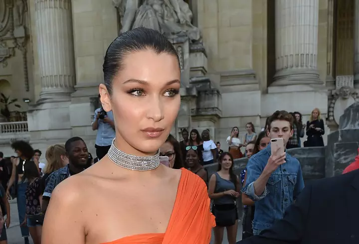 Cara Delevingne a dezvăluit că producătorul Harvey Weinstein, acuzat de hărțuire sexuală, i-a cerut să facă threesome: „Ne-a cerut să ne sărutăm și...”