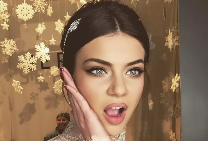 Cara Delevingne a dezvăluit că producătorul Harvey Weinstein, acuzat de hărțuire sexuală, i-a cerut să facă threesome: „Ne-a cerut să ne sărutăm și...”