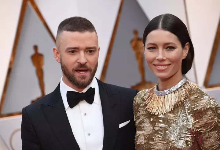 Cara Delevingne a dezvăluit că producătorul Harvey Weinstein, acuzat de hărțuire sexuală, i-a cerut să facă threesome: „Ne-a cerut să ne sărutăm și...”