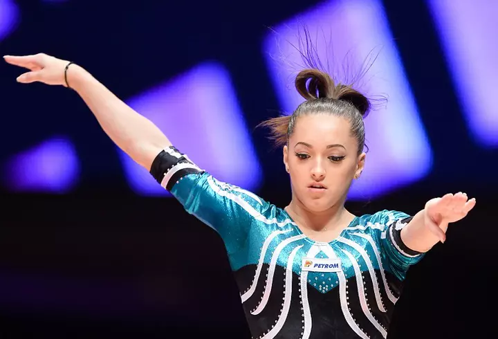 Cara Delevingne a dezvăluit că producătorul Harvey Weinstein, acuzat de hărțuire sexuală, i-a cerut să facă threesome: „Ne-a cerut să ne sărutăm și...”