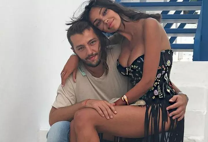 Cara Delevingne a dezvăluit că producătorul Harvey Weinstein, acuzat de hărțuire sexuală, i-a cerut să facă threesome: „Ne-a cerut să ne sărutăm și...”