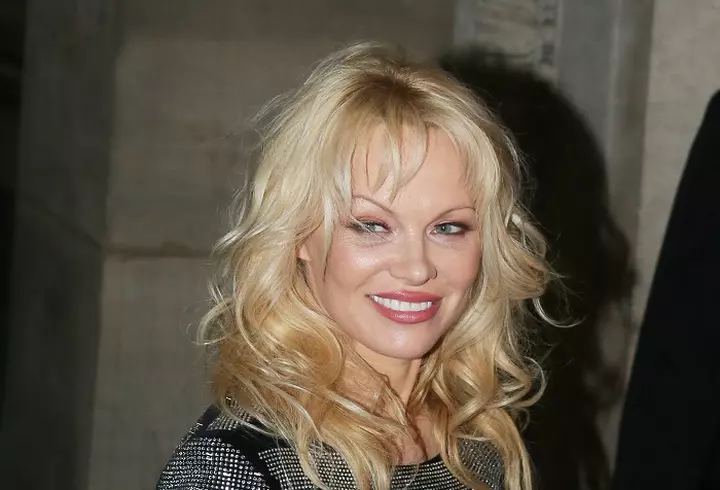 Cara Delevingne a dezvăluit că producătorul Harvey Weinstein, acuzat de hărțuire sexuală, i-a cerut să facă threesome: „Ne-a cerut să ne sărutăm și...”